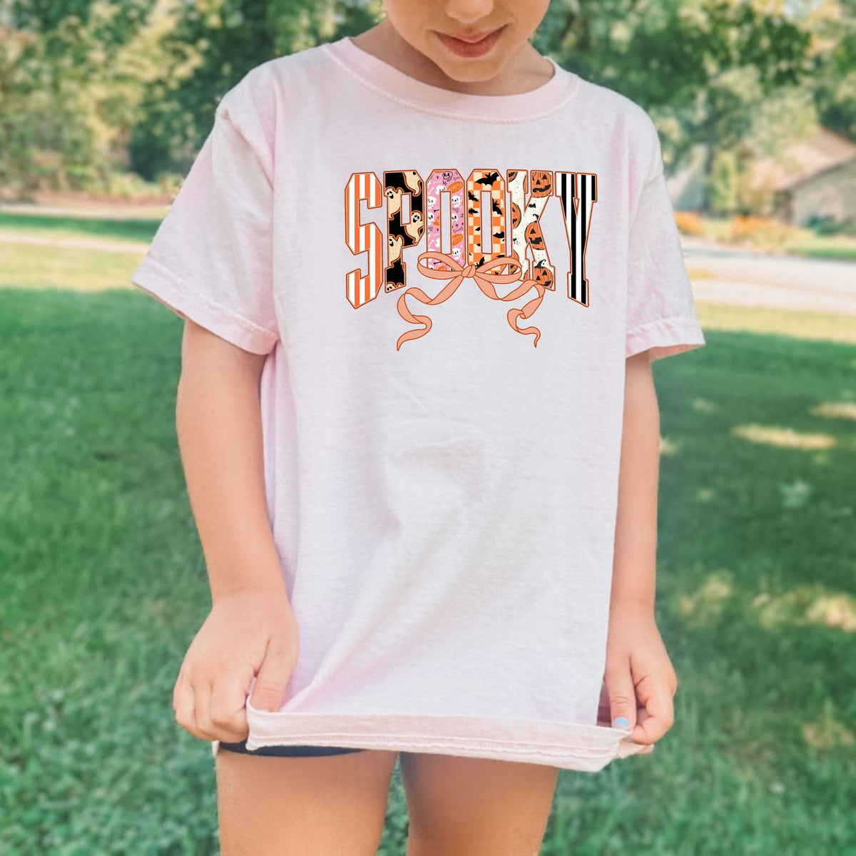Cute Halloween Spooky Print Retro Ghosts & Pumpkins with Ribbon Printed Comfort Colors T-Shirt 