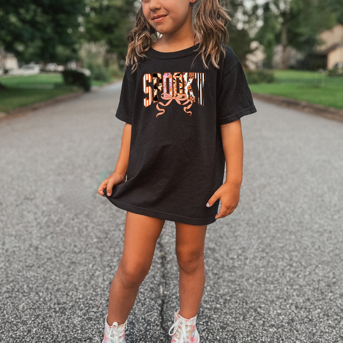 Cute Halloween Spooky Print Retro Ghosts & Pumpkins with Ribbon Printed Comfort Colors T-Shirt 